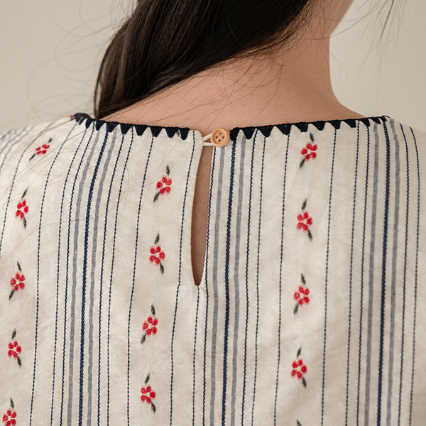 Antique Embroidery Short-sleeve Puff Blouse
