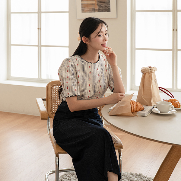 Antique Embroidery Short-sleeve Puff Blouse