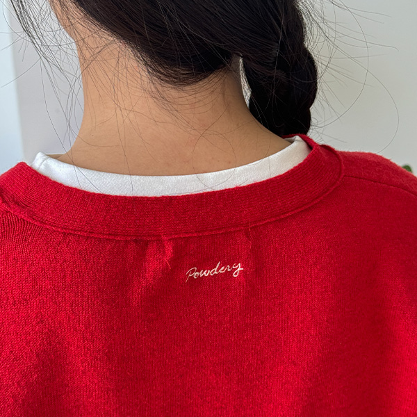 모어 파우더리 자수 V-neck Cardigan
