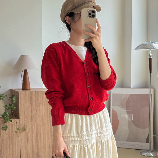 모어 파우더리 자수 V-neck Cardigan