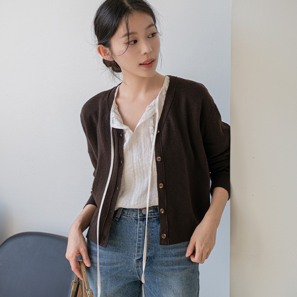 모어 파우더리 자수 V-neck Cardigan