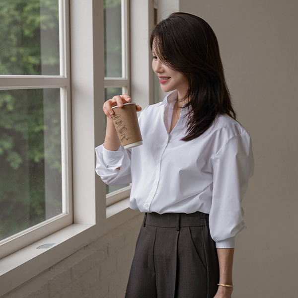 [valyou] Classy Wrinkle-free Embroidery Shirt