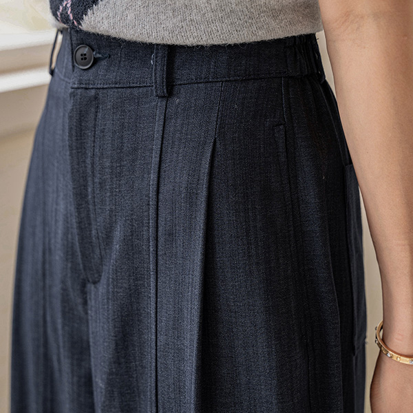 Maki Front Incision Pintuck Denim Slacks