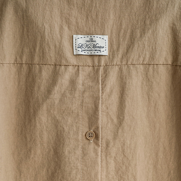 Back-button Wappen Patch Slit Point Shirt