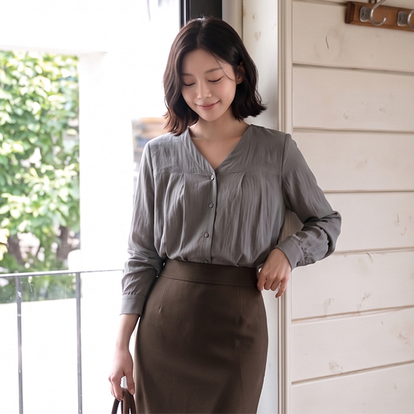 V-neck Puff Pintuck Shirring Blouse