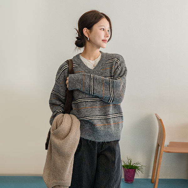 Cozy Horizontal Striped V-neck Knitwear